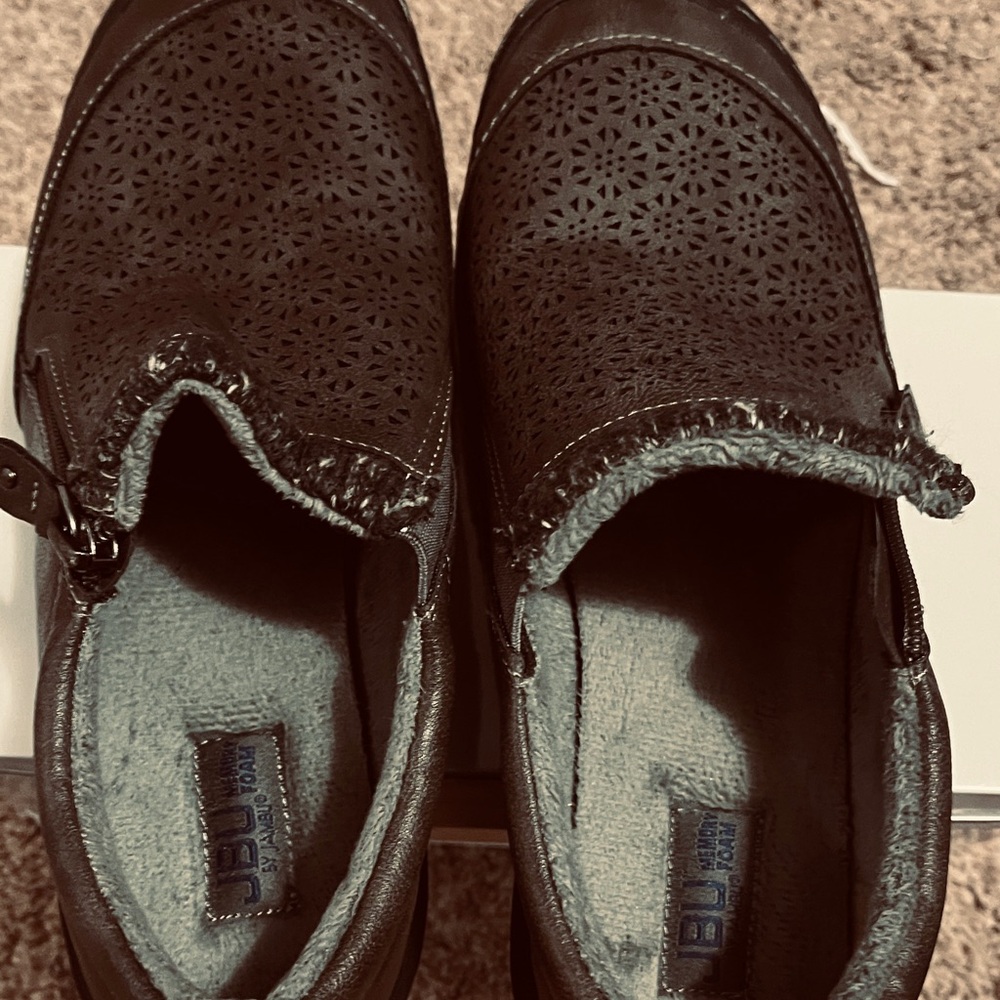 Size 8 1/2  by JBU.
